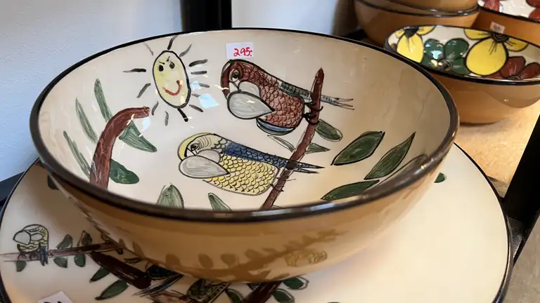 Et keramik-fad, udsmykket med to papeg&oslash;jer.